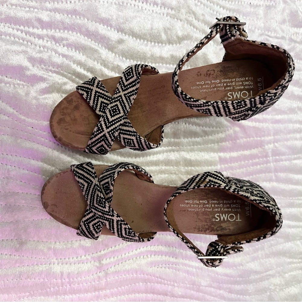 Toms Black and White Geometric Sandals
